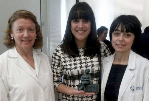 Ángela Fernández con Ana Aba (izquierda), enfermera de la Unidad de Mama, y Carmen Cereijo (derecha), supervisora de Enfermería del Hospital Abente y Lago