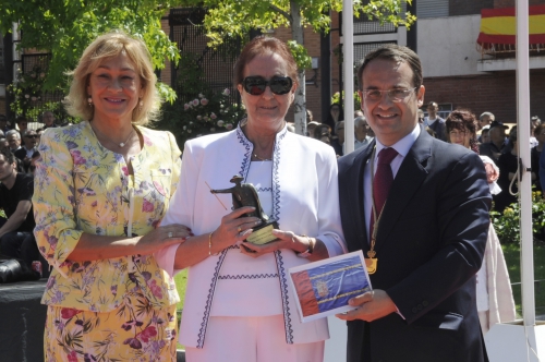 La consejera Ana Isabel Mariño y el alcalde de Móstoles, Daniel Ortiz se encargaron de entregar el premio a Isabel Herrero